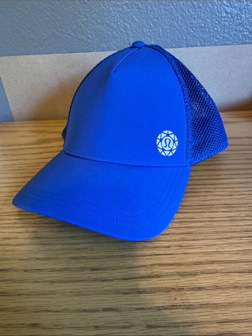 Men’s or women’s one size fits most snap back trucker hat by Lululemon.